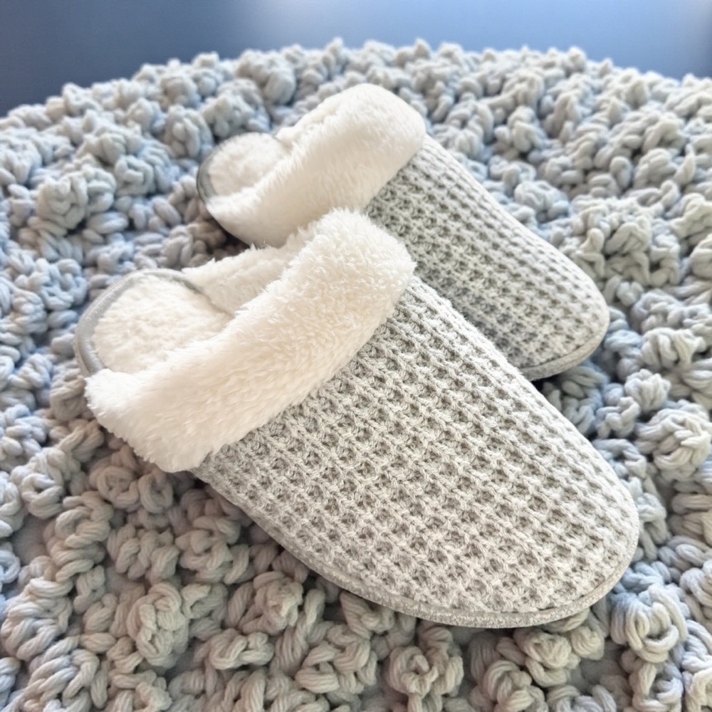 GREY WAFFLE KNIT SLIPPERS